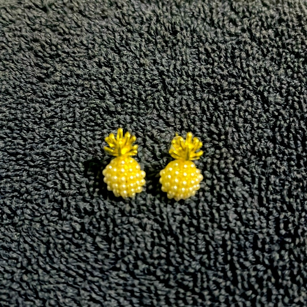 Gold pineapple 🍍 earrings with pearls